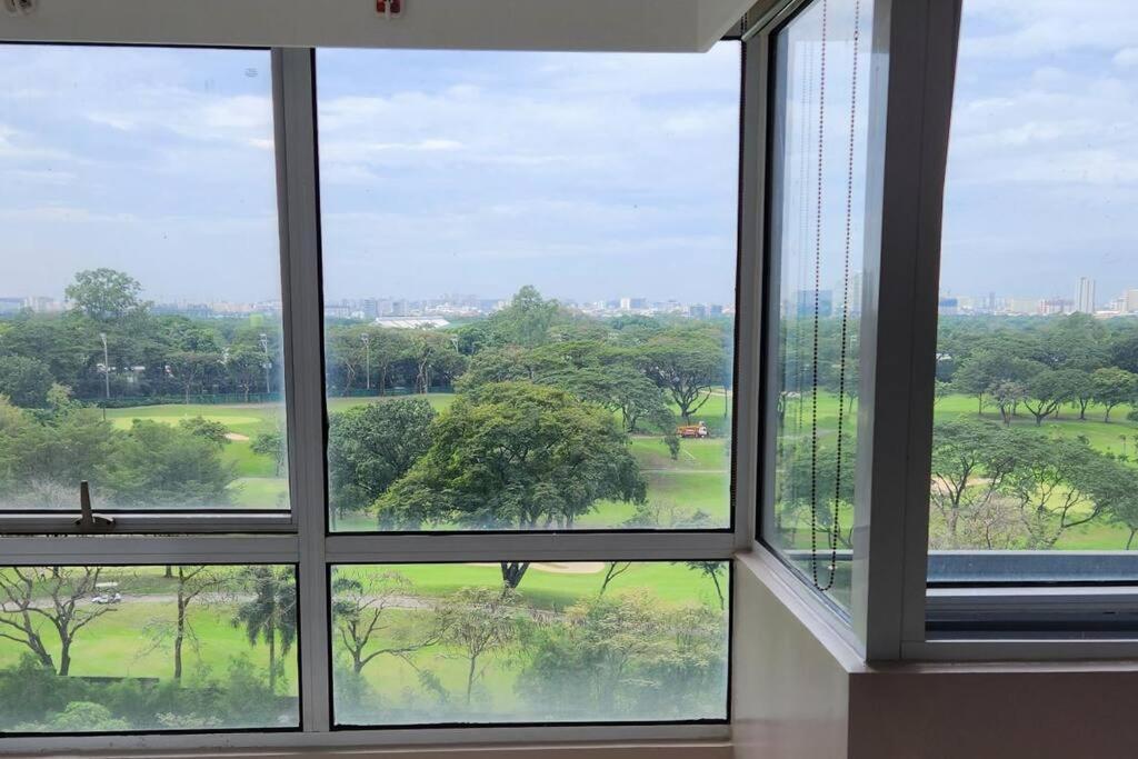Enjoy Bgc Sunset And Golf Course View 2 Bedroom Loft With 100Mbps Internet Connection Manila Bagian luar foto