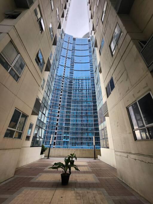 Enjoy Bgc Sunset And Golf Course View 2 Bedroom Loft With 100Mbps Internet Connection Manila Bagian luar foto