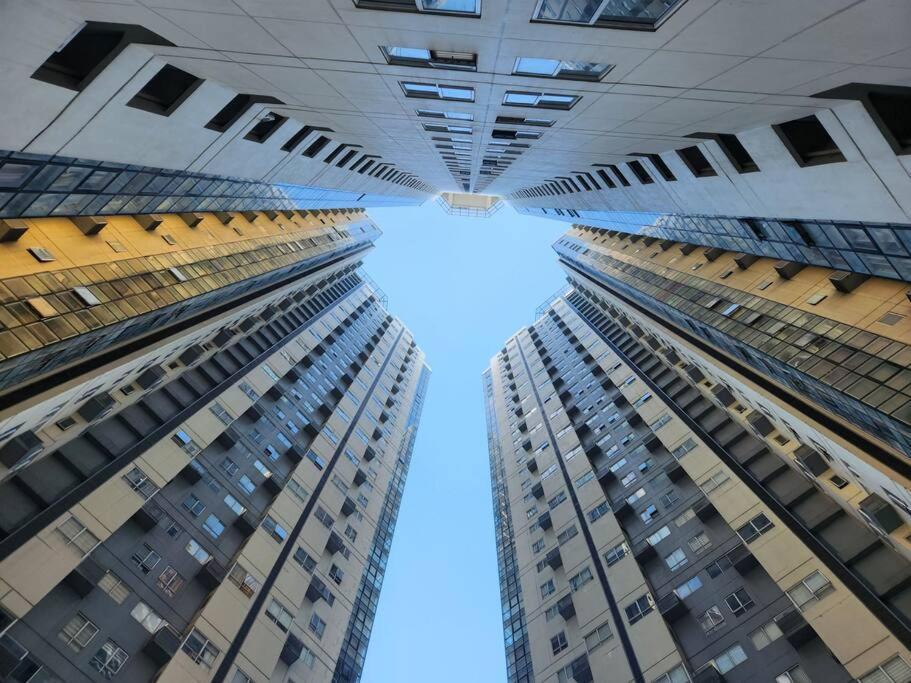 Enjoy Bgc Sunset And Golf Course View 2 Bedroom Loft With 100Mbps Internet Connection Manila Bagian luar foto