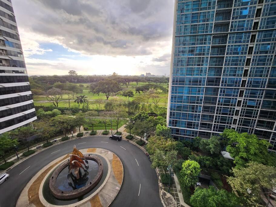 Enjoy Bgc Sunset And Golf Course View 2 Bedroom Loft With 100Mbps Internet Connection Manila Bagian luar foto