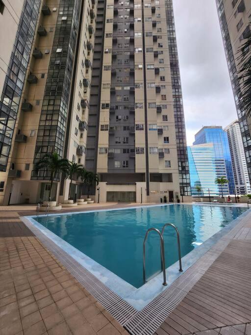 Enjoy Bgc Sunset And Golf Course View 2 Bedroom Loft With 100Mbps Internet Connection Manila Bagian luar foto